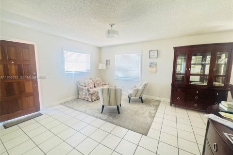 House in Miami, Florida 3 bedrooms, 120.4 sq.m. № 2010709 - photo 4