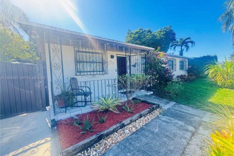 House in Miami, Florida 3 bedrooms, 120.4 sq.m. № 2010709 - photo 2