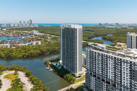 Condo in North Miami Beach, Florida, 3 bedrooms  № 2090297 - photo 3