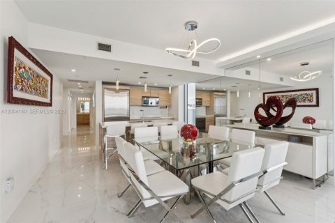 Condo in North Miami Beach, Florida, 3 bedrooms  № 2090297 - photo 7