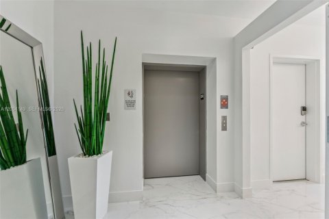Condo in North Miami Beach, Florida, 3 bedrooms  № 2090297 - photo 15