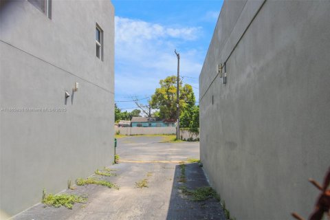 Propiedad comercial en venta en Miami, Florida № 2154324 - foto 6