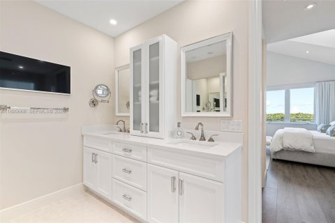 House in Jupiter, Florida 6 bedrooms, 448.07 sq.m. № 2169835 - photo 22
