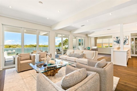 House in Jupiter, Florida 6 bedrooms, 448.07 sq.m. № 2169835 - photo 7