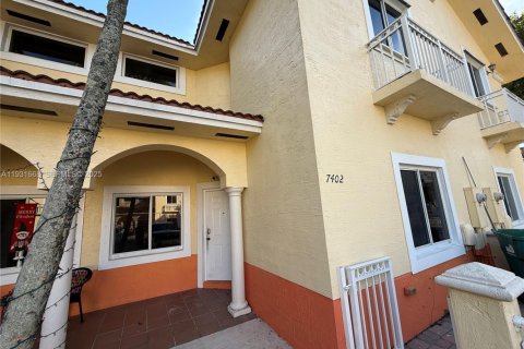 Touwnhouse à louer à Hialeah, Floride: 3 chambres, 126.35 m2 № 1990338 - photo 4