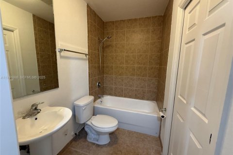 Touwnhouse à louer à Hialeah, Floride: 3 chambres, 126.35 m2 № 1990338 - photo 9