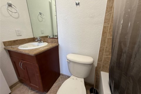 Touwnhouse à louer à Hialeah, Floride: 3 chambres, 126.35 m2 № 1990338 - photo 16