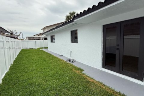 House in Hialeah, Florida 3 bedrooms, 131.92 sq.m. № 1865586 - photo 23
