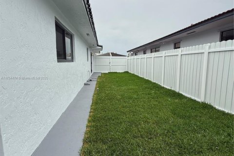 House in Hialeah, Florida 3 bedrooms, 131.92 sq.m. № 1865586 - photo 22