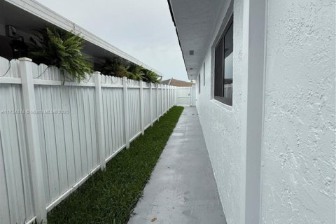 House in Hialeah, Florida 3 bedrooms, 131.92 sq.m. № 1865586 - photo 24