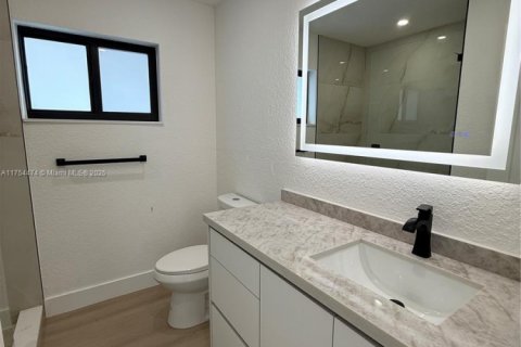 House in Hialeah, Florida 3 bedrooms, 131.92 sq.m. № 1865586 - photo 9