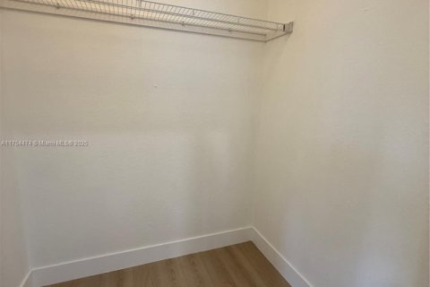 House in Hialeah, Florida 3 bedrooms, 131.92 sq.m. № 1865586 - photo 16