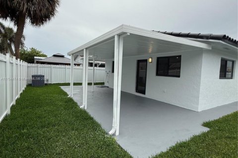 House in Hialeah, Florida 3 bedrooms, 131.92 sq.m. № 1865586 - photo 20