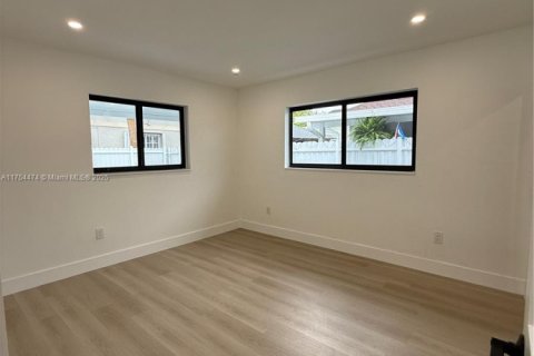 House in Hialeah, Florida 3 bedrooms, 131.92 sq.m. № 1865586 - photo 12