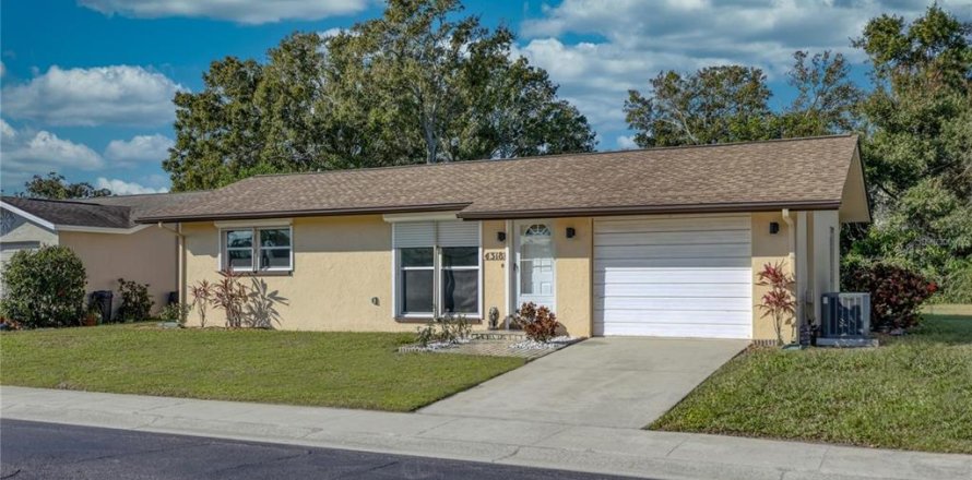 House in Clearwater, Florida 2 bedrooms, 76.37 sq.m. № 2290558
