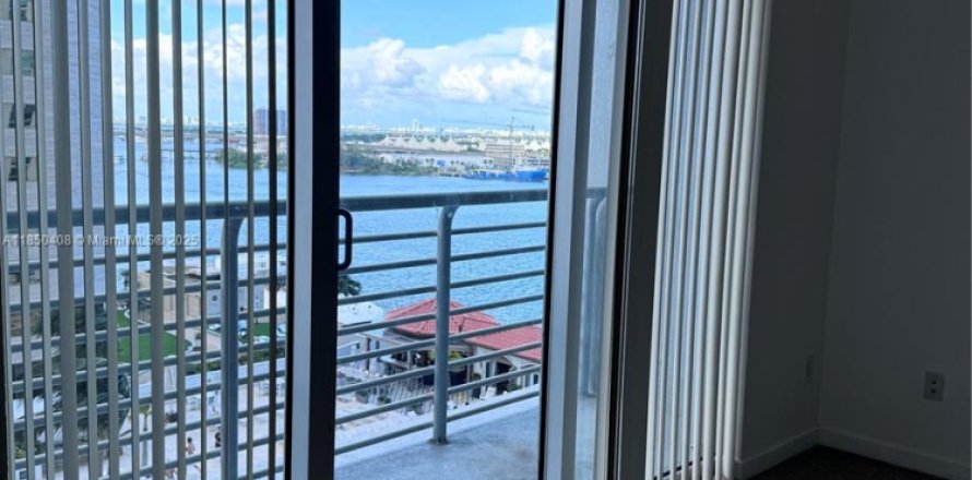 Estudio en el Condominio en Miami, Florida № 1957657