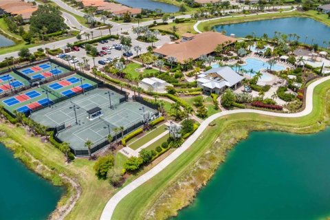 House in Sarasota, Florida 2 bedrooms, 156.26 sq.m. № 1761976 - photo 2