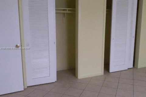 Снять в аренду квартиру в Холливуд, Флорида 1 спальня, 544.78м2, № 1888333 - фото 7