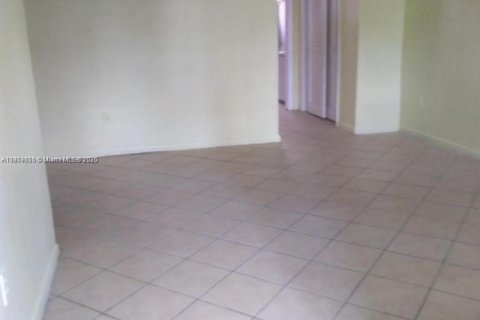 Снять в аренду квартиру в Холливуд, Флорида 1 спальня, 544.78м2, № 1888333 - фото 3