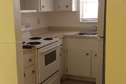 Снять в аренду квартиру в Холливуд, Флорида 1 спальня, 544.78м2, № 1888333 - фото 4