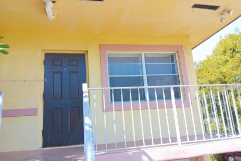 Снять в аренду квартиру в Холливуд, Флорида 1 спальня, 544.78м2, № 1888333 - фото 2