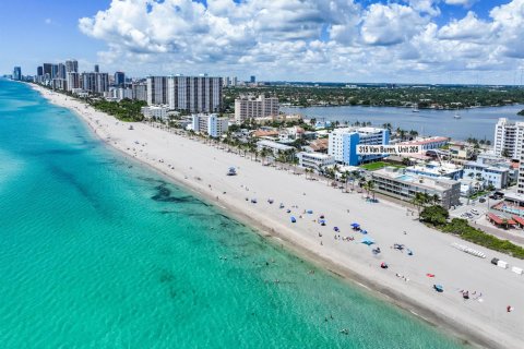 Condominio en venta en Hollywood, Florida, 1 dormitorio, 65.03 m2 № 2182068 - foto 2