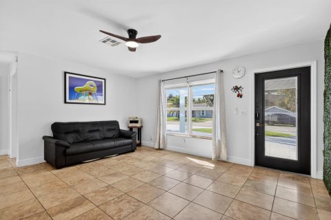 House in Dania Beach, Florida 4 bedrooms, 140.56 sq.m. № 2259972 - photo 9