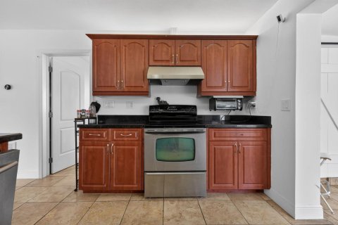 House in Dania Beach, Florida 4 bedrooms, 140.56 sq.m. № 2259972 - photo 12
