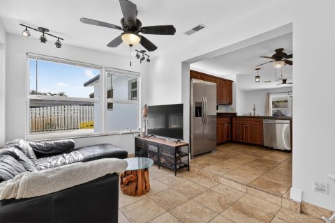 House in Dania Beach, Florida 4 bedrooms, 140.56 sq.m. № 2259972 - photo 15