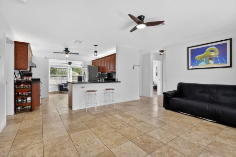 House in Dania Beach, Florida 4 bedrooms, 140.56 sq.m. № 2259972 - photo 7