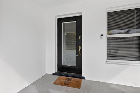 House in Dania Beach, Florida 4 bedrooms, 140.56 sq.m. № 2259972 - photo 6