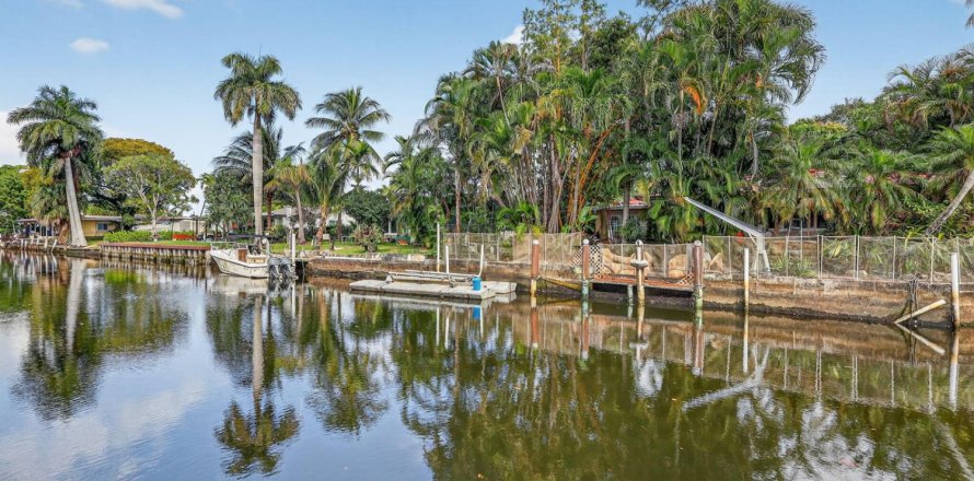 House in Dania Beach, Florida 4 bedrooms, 140.56 sq.m. № 2259972
