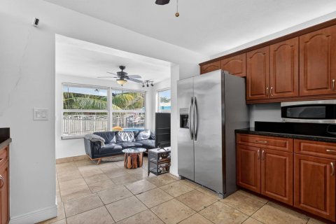 House in Dania Beach, Florida 4 bedrooms, 140.56 sq.m. № 2259972 - photo 14