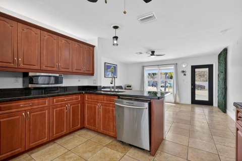 House in Dania Beach, Florida 4 bedrooms, 140.56 sq.m. № 2259972 - photo 11