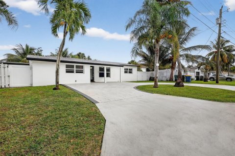 House in Dania Beach, Florida 4 bedrooms, 140.56 sq.m. № 2259972 - photo 3