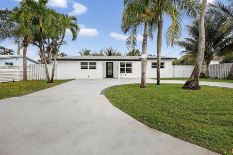 House in Dania Beach, Florida 4 bedrooms, 140.56 sq.m. № 2259972 - photo 2