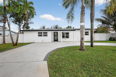 House in Dania Beach, Florida 4 bedrooms, 140.56 sq.m. № 2259972 - photo 4