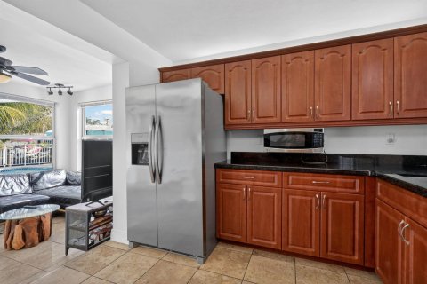 House in Dania Beach, Florida 4 bedrooms, 140.56 sq.m. № 2259972 - photo 13