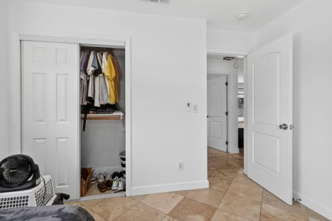 House in Dania Beach, Florida 4 bedrooms, 140.56 sq.m. № 2259972 - photo 26