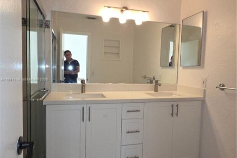 House in Sunrise, Florida 4 bedrooms, 128.39 sq.m. № 2262505 - photo 12