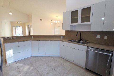 House in Sunrise, Florida 4 bedrooms, 128.39 sq.m. № 2262505 - photo 6