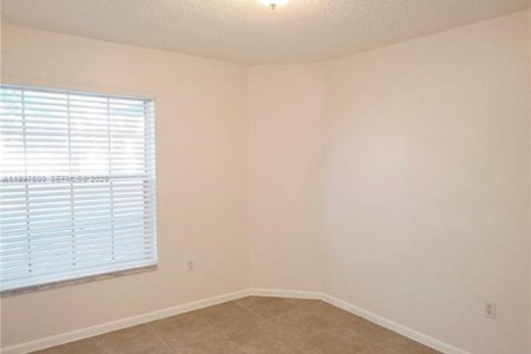 House in Sunrise, Florida 4 bedrooms, 128.39 sq.m. № 2262505 - photo 19