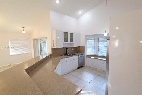 House in Sunrise, Florida 4 bedrooms, 128.39 sq.m. № 2262505 - photo 3