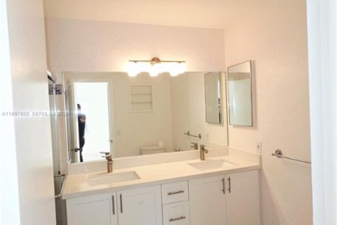 House in Sunrise, Florida 4 bedrooms, 128.39 sq.m. № 2262505 - photo 13