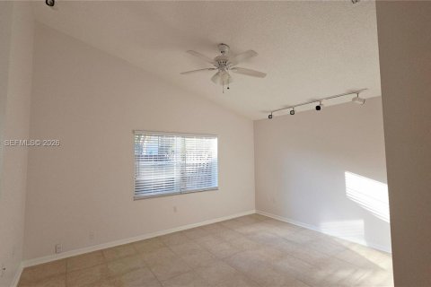 House in Sunrise, Florida 4 bedrooms, 128.39 sq.m. № 2262505 - photo 11