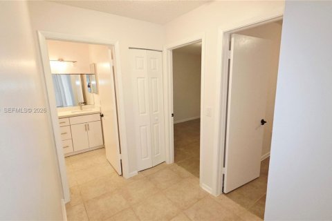 House in Sunrise, Florida 4 bedrooms, 128.39 sq.m. № 2262505 - photo 17