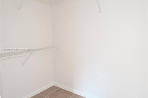 House in Sunrise, Florida 4 bedrooms, 128.39 sq.m. № 2262505 - photo 15