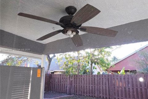 House in Sunrise, Florida 4 bedrooms, 128.39 sq.m. № 2262505 - photo 24