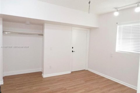 House in Sunrise, Florida 4 bedrooms, 128.39 sq.m. № 2262505 - photo 16