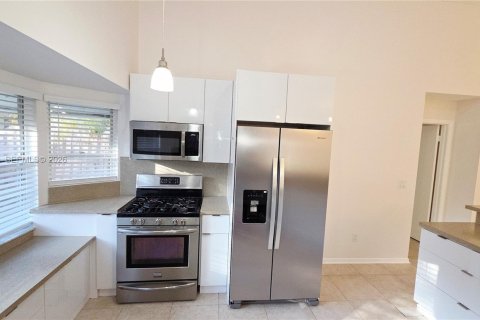 House in Sunrise, Florida 4 bedrooms, 128.39 sq.m. № 2262505 - photo 7